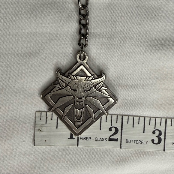 Witcher 3 White Wolf Medallion Keychain - Picture 8 of 10